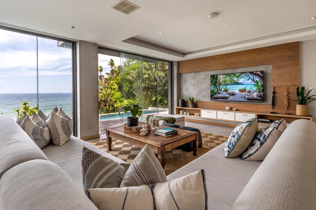 Whitefoord Beach House living room with ocean view
