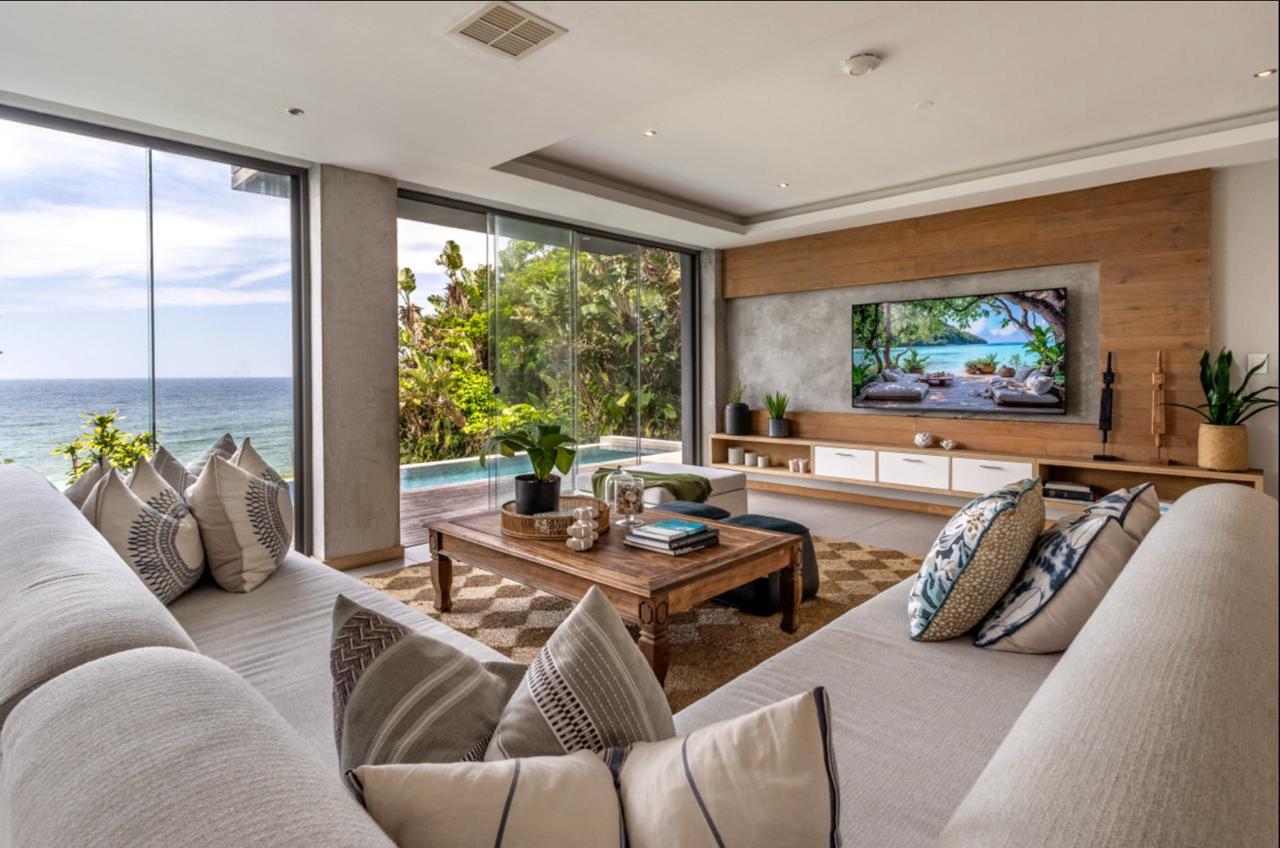Whitefoord Beach House living room with ocean view